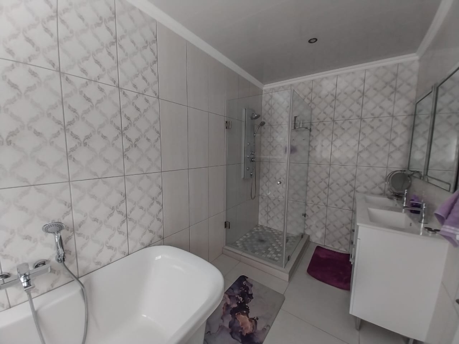5 Bedroom Property for Sale in Meerhof North West